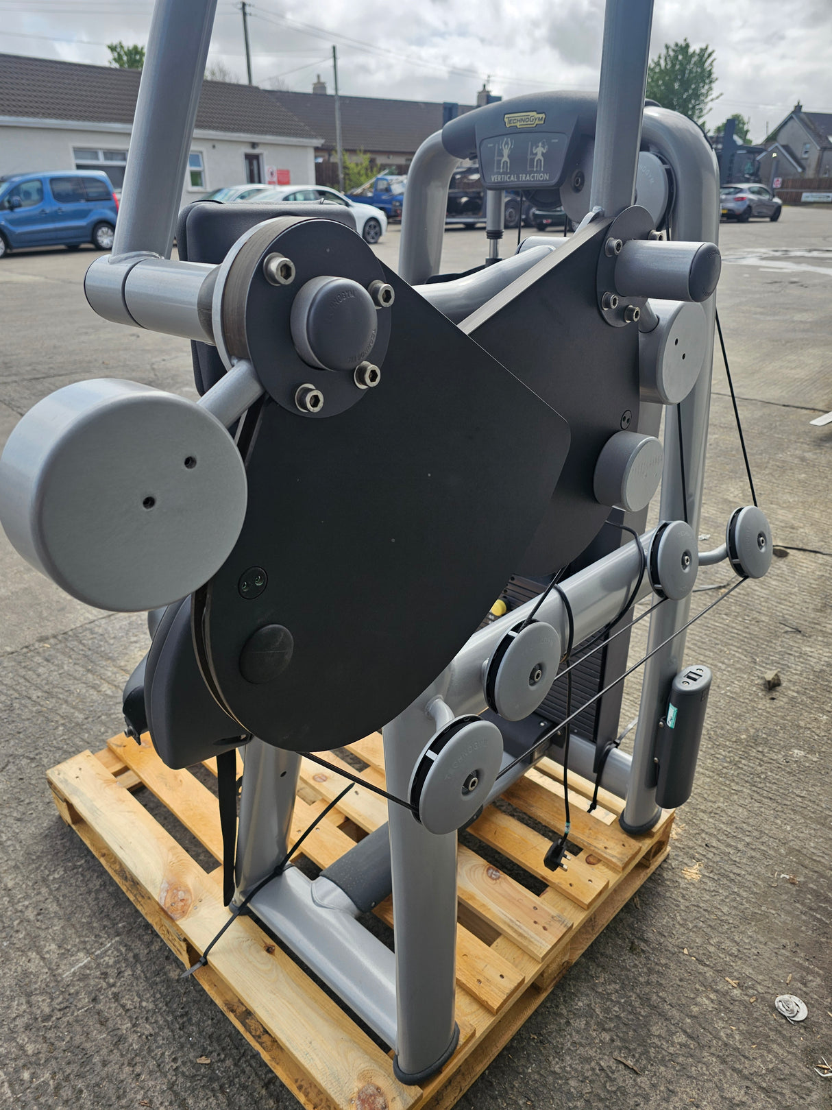 Technogym Selection Line Vertical Traction - Complete Gyms