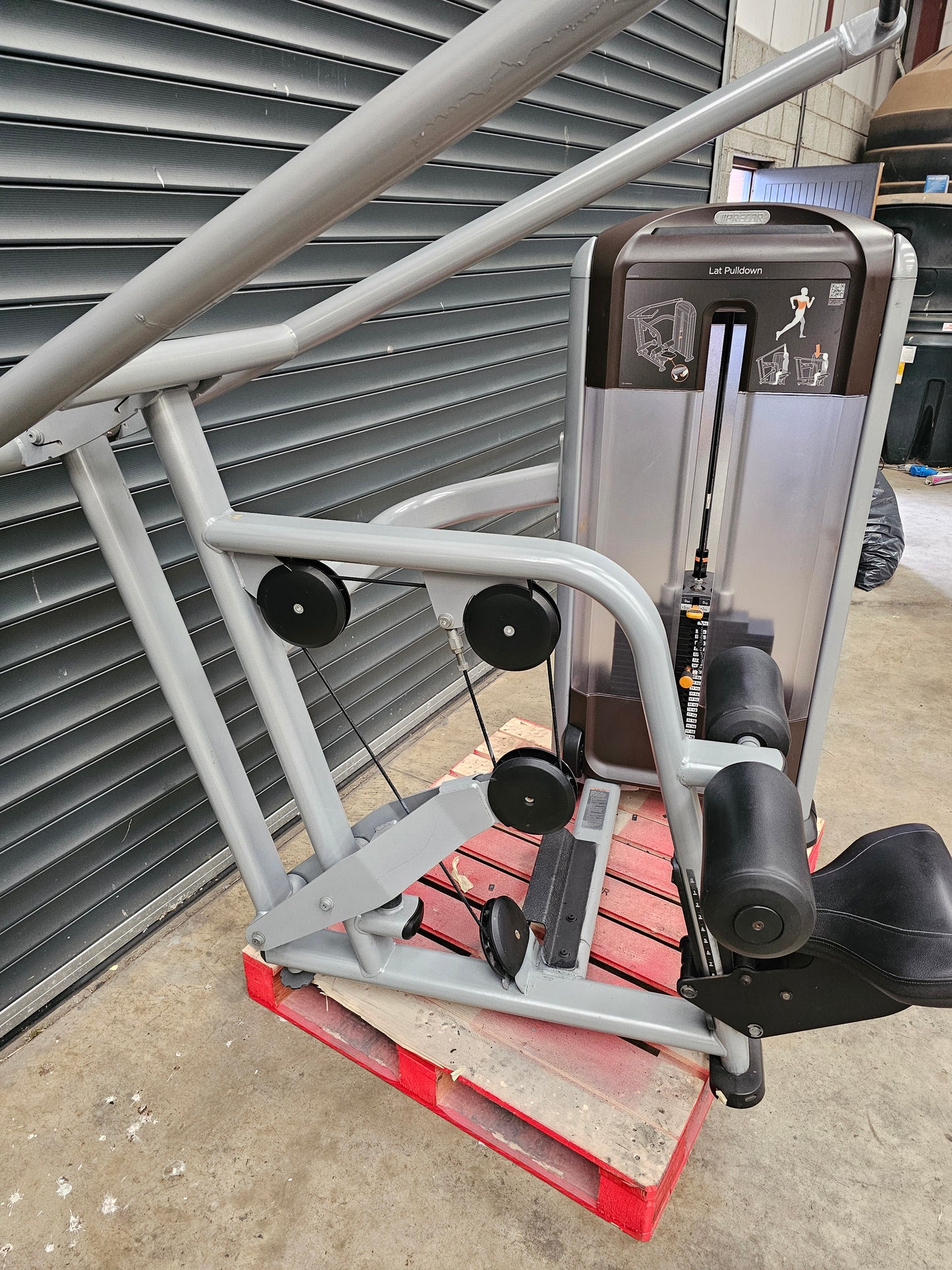 Precor Lat Pulldown Discovery Range