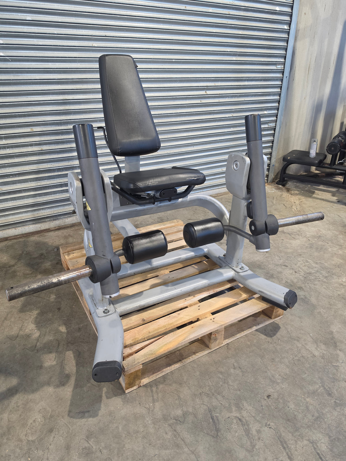 Precor Discovery Series Plate Loaded Leg Extension