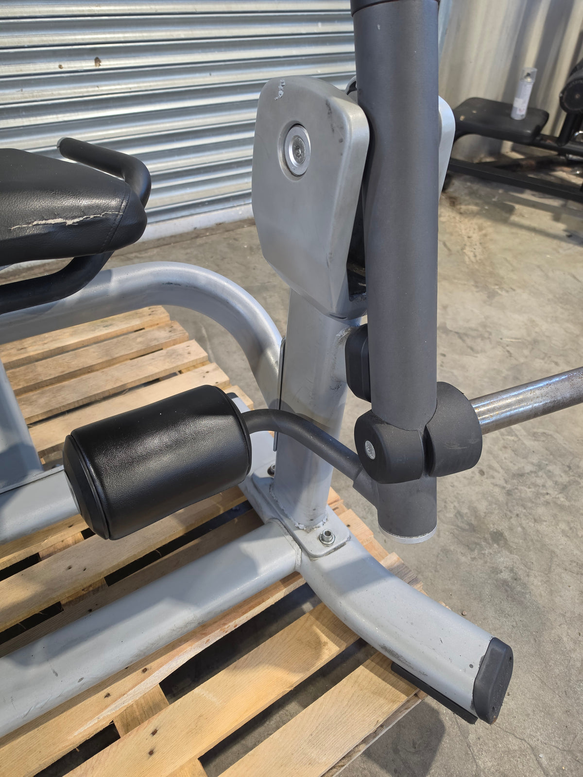 Precor Discovery Series Plate Loaded Leg Extension