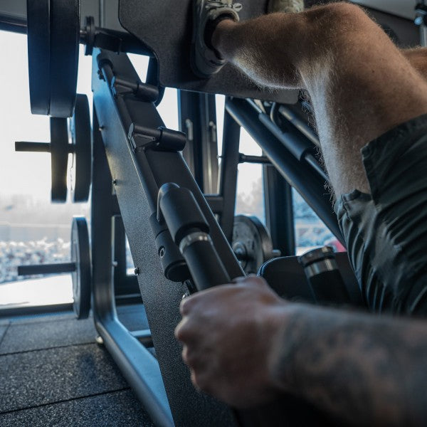 Elite_45_Degree_Leg_Press_-_in_use_close_up_1600_600