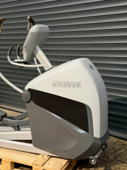 Octane XT4700 Crosstrainer - Smart Console